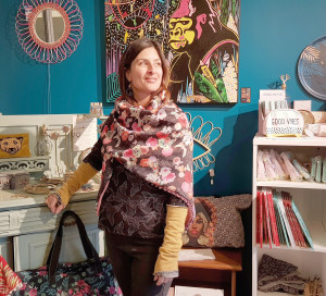 Elsa Bordas-Lavigne est satisfaite de l’emplacement de sa boutique, près de la Seine et du pont.