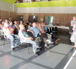 Les 8 conseils de quartier, créés en 2015, sont composés d’une dizaine de citoyens chacun et jouent un rôle clef dans la vie démocratique locale. En effet, leurs membres y élaborent des propositions concernant leur quartier et sont consultés par la ville lors des prises de décision. A cet effet, les conseils de quartier sont dotés de 100 000 € de budget annuel et sont épaulés par une élue et un service chargés de la démocratie participative. En 2019, ils ont concouru à plusieurs réalisations : installation de barbecues au Vallon Saint-Michel, d’un DAB à Vernonnet, organisation de la Fête des Voisins et de Troc’Plantes… vieassociative@vernon27.fr 02 32 64 38 03