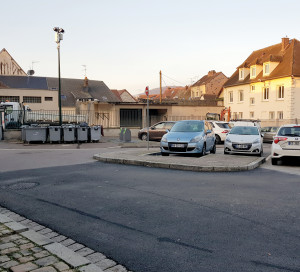 Des travaux ont débuté place de l’Ange, située entre le Musée et la Tour des archives. La cour arrière du bâtiment du CCAS (rue Carnot) sera entièrement rénovée et un local poubelles sécurisé sera également créé sur demande des riverains. Par ailleurs, deux zones de chaussée fortement dégradées vont être rénovées. Les travaux dureront jusqu’à la fin du mois de janvier.
