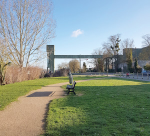 Dès février, les travaux d’aménagement des berges de Seine reprennent. Pour cette deuxième tranche, c’est l’amont du fleuve qui est concerné, soit le secteur compris entre le silo et la frontière avec les Yvelines. La première étape consiste en la démolition des revêtements existants et des passages de réseaux. Suivra ensuite l’aménagement proprement dit, identique à ce qui a été réalisé en aval : béton sablé, pontons en bois, vidéo-protection et wifi. Une piste réservée aux mobilités douces longera le fleuve, en parallèle de la route, le long du quai Caméré. Plus à l’Est, le chemin de halage sera transformé en piste dont l’accès sera protégé par des bornes escamotables et des barrières. Celle-ci se terminera à la frontière de la ville et rejoindra le chemin de randonnée au niveau du Petit-Val.