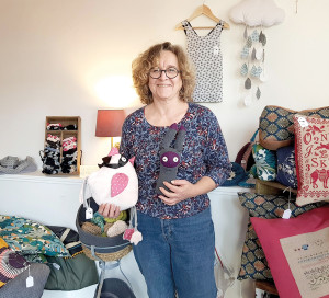 Marie-Ange Ferrari propose de nombreux doudous : poules, hippocampes ou même petits monstres.