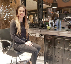 Dans son salon, Claire Collot propose aussi des accessoires de tête, des postiches et des produits Redken.
