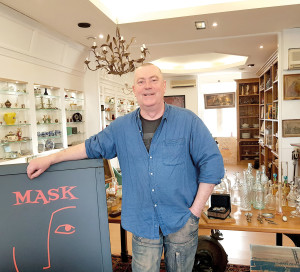 Hervé Tailpied a aménagé un espace lumineux, aéré et cosy pour présenter ses objets.