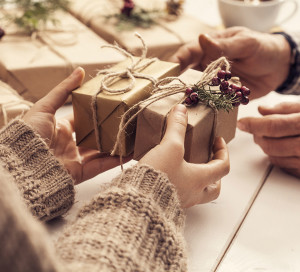 Comme chaque année les inscriptions aux colis de Noël des séniors de 65 ans et plus, habitant Vernon, se feront : du 17 février au 18 septembre 2020 CCAS - 93 rue Carnot à Vernon. Vous munir d’un justificatif de domicile de moins de 3 mois ainsi que d’une pièce d’identité.