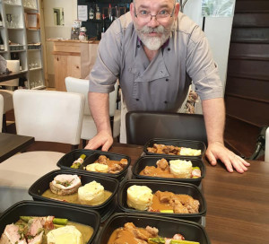 Le chef Christophe Bouvet de Cocottes et Bouchons prêt à livrer ses délicieux plats.