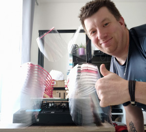 Mes deux imprimantes 3D fonctionnent plus de 16 heures par jour et produisent 40 visières