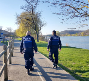Les policiers patrouillent et vérifient si les passants sont munis de l’attestation dérogatoire de sortie.