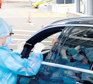 En lien avec la ville, le CHI Eure-Seine a mis en place un service de dépistage au COVID-19 sous forme de drive. Sur rendez-vous, et uniquement sur prescription médicale, les patients peuvent se faire tester tout en restant dans leur véhicule. Chacun doit donc être muni de son ordonnance. Ce laboratoire temporaire se trouve à l’entrée de l’hôpital. Le week-end et les jours fériés, les patients concernés contacteront le 15. Pour prendre rendez-vous : 02 32 71 65 47