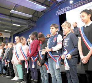 Créé en 2014, le Conseil municipal des enfants donne la parole aux jeunes. Tous les 2 ans, 11 filles et 11 garçons sont élus par leurs camarades parmi les élèves vernonnais de CE2 pour représenter les écoles publiques et privées de la ville. Le mandat de conseiller consiste à se réunir pour échanger au sein de son établissement scolaire et proposer des projets à mettre en place sur différents thèmes (solidarité, environnement, animation etc). Le mandat des conseillers touche à leur fin, il est temps d’élire leurs successeurs !