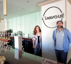 L’Inavoué, tel est le nouveau nom du Cottage. Tel était également le rêve de Stéphane Tassoni, lorsque ce jeune quadragénaire rachetait l’Hôtel Normandy et son bar-restaurant l’an dernier. « J’avais envie de moderniser le café, les derniers travaux remontant à 15 ans, mais de garder l’esprit lounge », résume-t-il. Le 25 mars, la responsable d’exploitation, Mathilde Egrix, et lui-même mettaient la main à la pâte pour deux mois de travaux sous le patronage d’Amélie Collard, architecte du cabinet Terre de Brume. Exit la moquette so British et les fauteuils de lords, place à une brasserie lumineuse, moderne, aux teintes vert d’Egypte et Argile de Chypre ! Plus de lumière, d’espace et 70 couverts. « Nous souhaitons attirer davantage les 30-45 ans, notamment grâce au brunch le dimanche », s’enthousiasme M. Tassoni, « mais aussi les familles, ainsi nous avons installé deux coins enfants ». Réouverture prévue mi-juin. 1 avenue Pierre Mendès-France 02 32 51 97 97