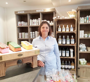 Mme Gasq vend également des savons anglais à la coupe.