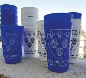 Le service démocratie participative, en lien avec le conseil municipal des enfants, a commandé 1500 gobelets en plastique réutilisables. Destinés aux écoles élémentaires, ils remplaceront les gobelets jetables utilisés par les élèves dans les activités hors restauration : goûters, ateliers etc. Une mesure en lien avec l’engagement n°53 de Vernon Mérite Toujours Mieux ! : éliminer les plastiques à usage unique dans les services municipaux. Les petits conseillers ont recensé les besoins en gobelets de leur école et les ont fait remonter auprès des directeurs. Une action qui s’inscrit dans le cadre de Mon école durable, dispositif sensibilisant les élèves au développement durable.