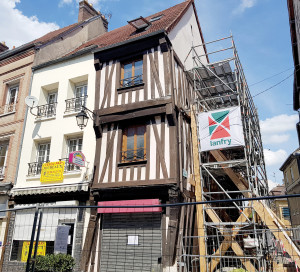 Le 18 mai, l’immeuble situé à l’angle des rues Carnot et de la Boucherie menaçait de s’effondrer. Un mur porteur du bâtiment s’est affaissé suite aux travaux de consolidation en cours. Une conséquence de l’absence d’entretien par l’ancien propriétaire. Face à ce péril imminent, et bien qu’il s’agisse d’une propriété privée, la municipalité a été très réactive et a immédiatement fait sécuriser le site puis convoqué un expert. « Nous avons agi vite car la situation a un gros impact sur la sécurité et l’activité de cette rue commerciale », souligne le maire, François Ouzilleau, « ainsi, elle a été fermée aux voitures mais nous avons fait en sorte que les commerces restent ouverts ». La suite des travaux dépend de l’avis de l’architecte des bâtiments de France, l’immeuble se trouvant dans une partie classée du cœur de ville, et du propriétaire de ce bien privé qui devra les assumer. En cas de blocage, la municipalité se réserve le droit d’intervenir.