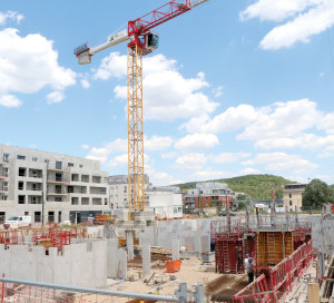 Les chantiers au sein de l’éco-quartier ont repris, notamment celui de la résidence seniors, le 27 avril, qui sera livrée d’ici février 2021. Dès le 11 mai, la construction du nouveau collège par le Département de l’Eure s’est poursuivie avec une organisation adaptée. La livraison est reportée aux vacances de la Toussaint. Concernant le projet d’habitat inclusif Villa Capucine, le chantier a repris le 12 mai, avec une fin prévue au 1er juillet