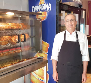 M. Zeglache propose des poulets rôtis à 8€.