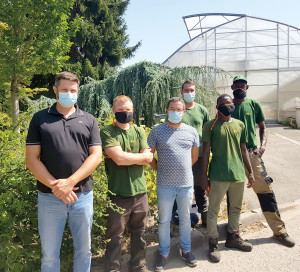 Afin d’épauler la vingtaine d’agents municipaux chargés de l’entretien des espaces verts, la ville de Vernon fait appel à l’entreprise Paysages Adeline. Basée à Saint-Aubin-sur-Gaillon, celle-ci privilégie le recrutement local. Ainsi, cet été, elle a embauché 7 employés sur Vernon et communes limitrophes. Parmi eux, Bala, 17 ans, est rentré en apprentissage par l’intermédiaire de la Mission Locale. Son tuteur Mamadou, 46 ans, avait suivi la même voie. Cette synergie entre la mairie, une entreprise du territoire et le tissu associatif permet de favoriser l’insertion par l’emploi.