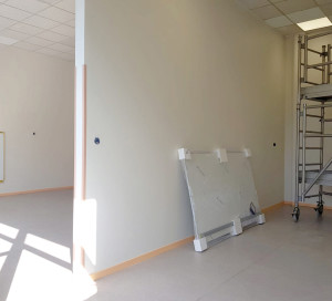 Les agents de la ville ont construit des cloisons afin de séparer les classes en deux.