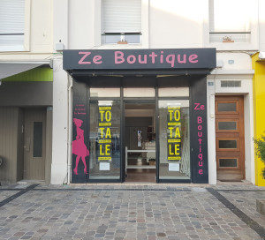 Un établissement avec terrasse permettrait de rendre la place encore plus conviviale.