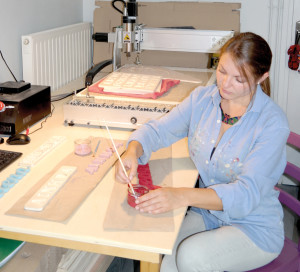 Estelle Denoncin façonne ses objets avec une fraiseuse numérique.