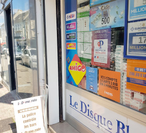 Depuis le 28 juillet dernier, il est possible de payer certains impôts et factures dans les bureaux de tabac. Ce paiement de proximité, établi en partenariat avec le Trésor Public, permet de régler des factures de cantine, de crèche, d’eau, des amendes ou les impôts. Les paiements sont plafonnés à 300€ et peuvent s’effectuer en espèces ou par carte bancaire. Un service qui simplifie les démarches administratives tout en soutenant le commerce de cœur de ville.