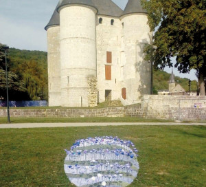 A l’occasion des Journées Européennes du Patrimoine, le week-end des 19 et 20 septembre, le Département de l’Eure a présenté une œuvre d’art collective dans plusieurs sites emblématiques du territoire. Baptisé De Lin à l’Autre, ce projet a nécessité la participation de nombreux volontaires afin de confectionner 15 000 petites fleurs de lin. Celles-ci ont ensuite été assemblées suivant les directives de François Abélanet, spécialiste du land art et des anamorphoses (images déformées). La déclinaison vernonnaise de l’œuvre a été réalisée grâce à la complicité des écoliers et des centres sociaux : on pouvait ensuite admirer le résultat dans le parc des Tourelles.