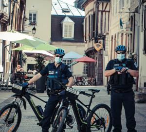 Masques : la police fait de la prévention La police municipale est mobilisée pour faire respecter les gestes barrières et garantir la sécurité de tous les Vernonnais face au COVID-19. Ses agents effectuent de nombreuses rondes et mènent des actions de sensibilisation sur le port du masque, mais aussi les nuisances sonores et visuelles notamment auprès des cafés et des restaurants.