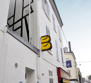 À l’heure actuelle, 146 façades ont été rénovées dans le cœur de ville depuis le lancement du Plan Façades, soit 215 000 € de subventions. Depuis début juillet, 3 ravalements ont déjà été réalisés grâce à 4 870 € d’aides de la mairie. Une dynamique forte qui complète les futurs travaux du projet Cœur de Ville.