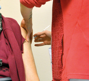 (à recadrer) Vaccination COVID-19 Astra-Zeneca CH Eure-Seine Vaccin Soignants