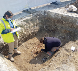 L’église Saint-Jacques et son cimetière se trouvent 1 mètre sous la place De-Gaulle.