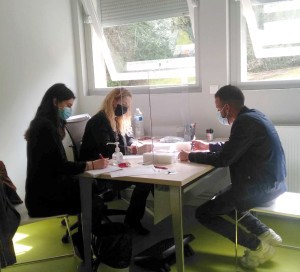 Les jeunes hommes et jeunes femmes ont passé plusieurs entretiens courts.