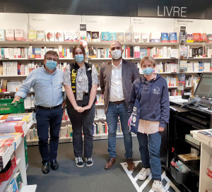 Cyndie, 19 ans, salariée et étudiante à la fois.