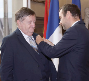 Jean-Lux Miraux ancien sénateur-maire vernon reçoit Palmes Académiques