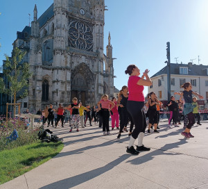 Grand Angle Zumba Géante Place Barette Lancement Projet Nutrition Education