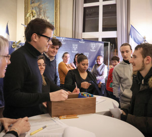 Le maire a remis en main propre leur première carte électorale aux jeunes présents.